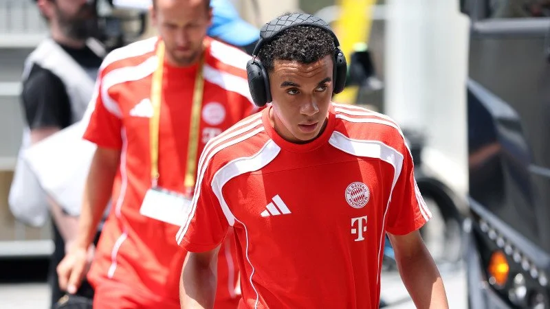 贾马尔·穆西亚拉在米兰体育的职业起点